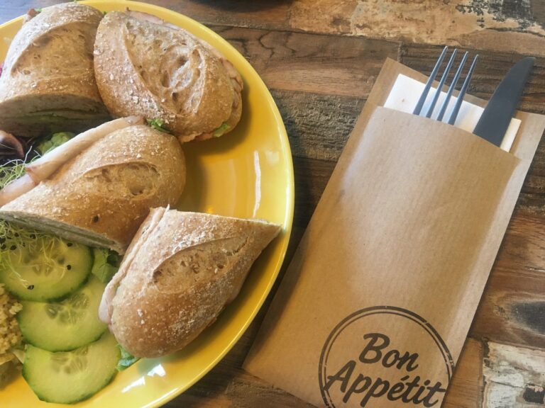 Pochette à couverts en papier kraft écoresponsable posée sur une table dressée