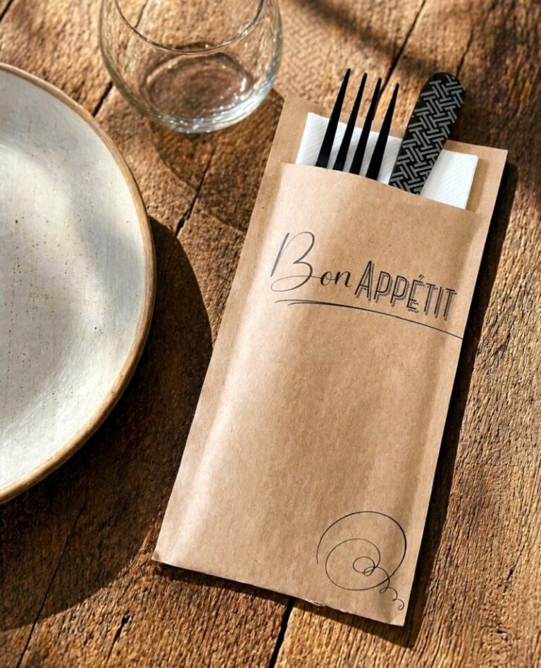 Pochette à couverts personnalisée imprimée avec logo Bon Appétit sur une table dressée