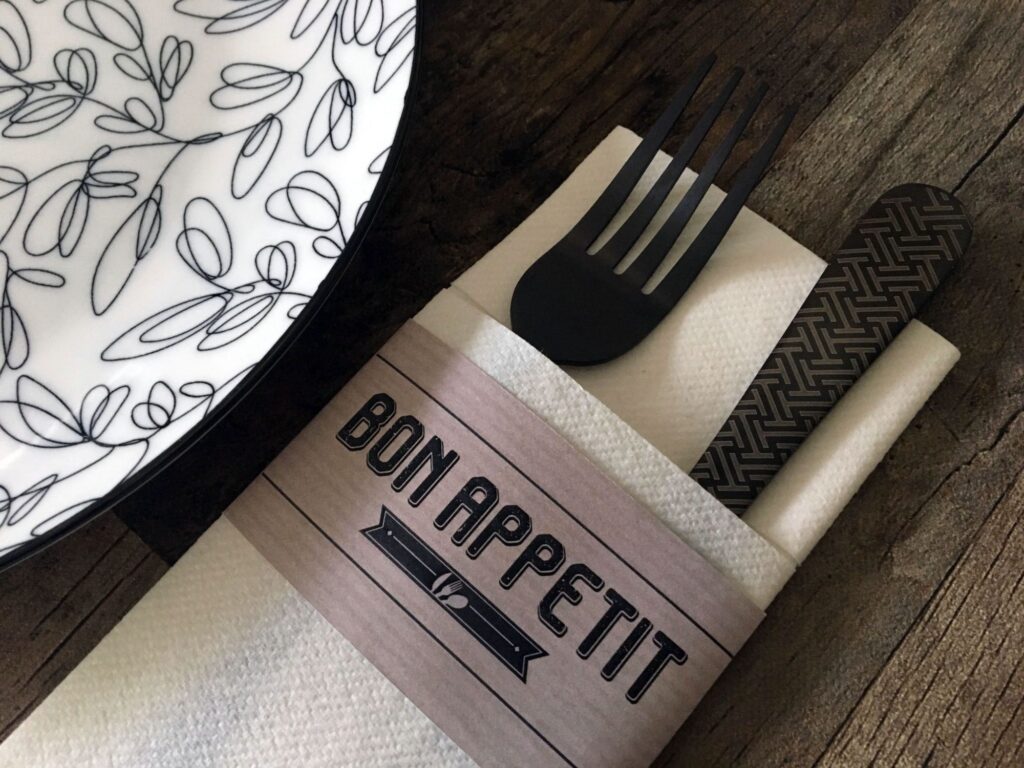 Pochette à couverts personnalisée avec bandeau Bon Appétit et serviette
