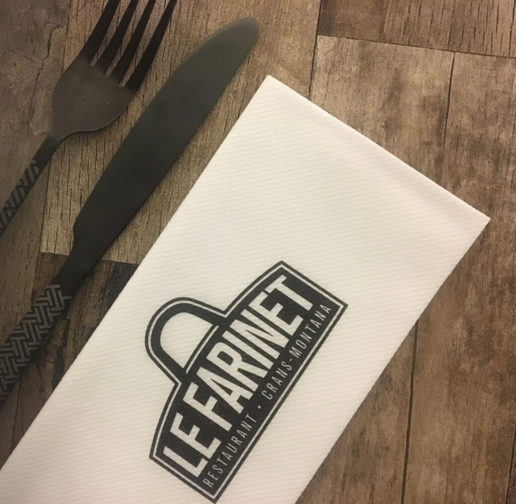 Serviette personnalisée imprimée aux couleurs du restaurant Le Farinet à Crans-Montana