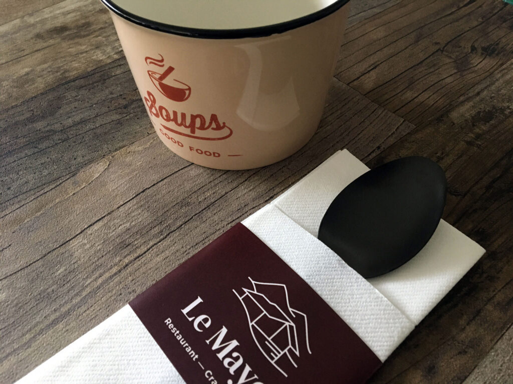 Serviette kangourou à ruban en papier blanc personnalisée Le Mayé